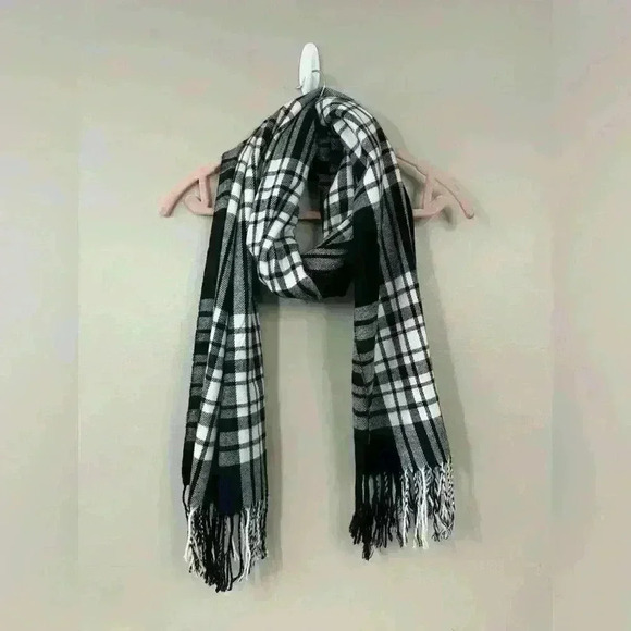 Banana Republic Accessories - Banana Republic black white plaid winter warm scarf tassel fringe